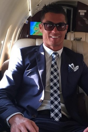 Ronaldo bảnh bao quảng bá thương hiệu thời trang CR7